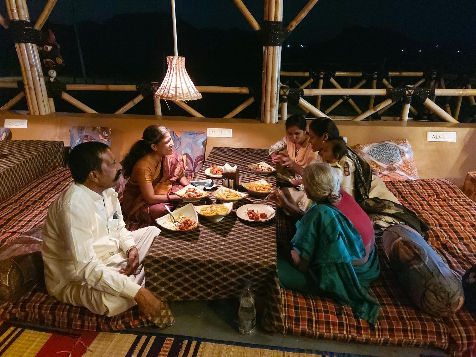 Mowgli'S Cafe Hampi & Guest House Luaran gambar