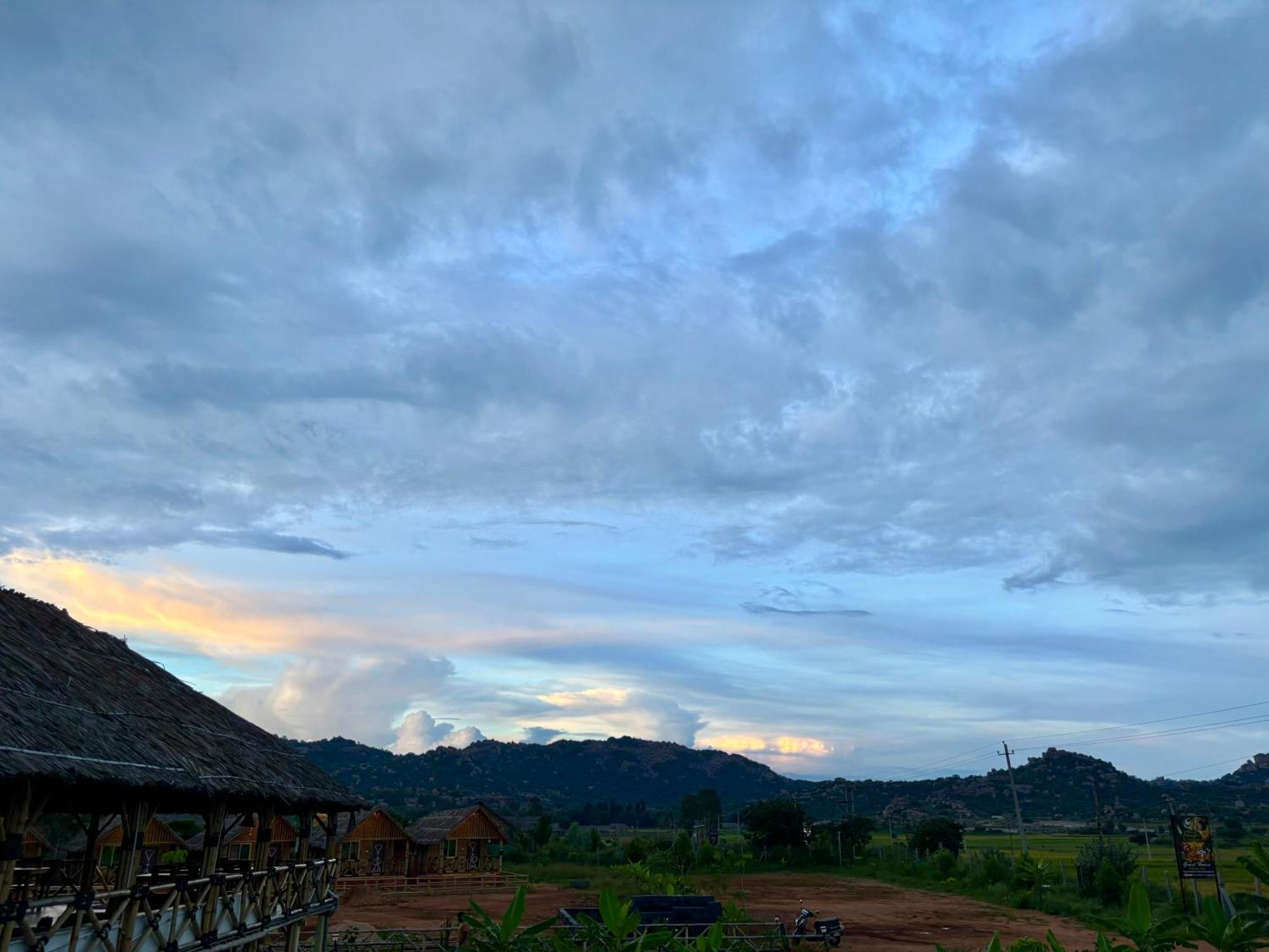 Mowgli'S Cafe Hampi & Guest House Luaran gambar