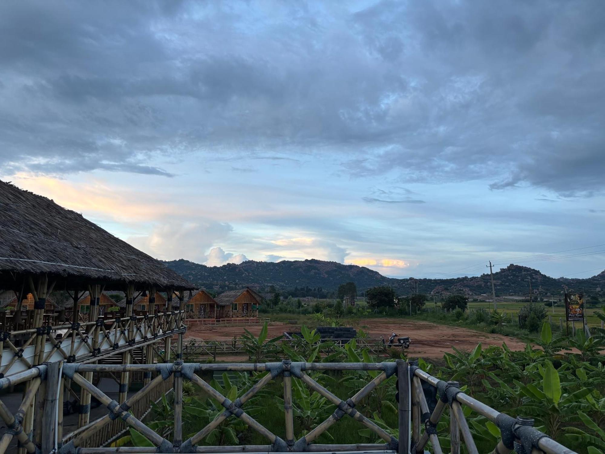 Mowgli'S Cafe Hampi & Guest House Luaran gambar