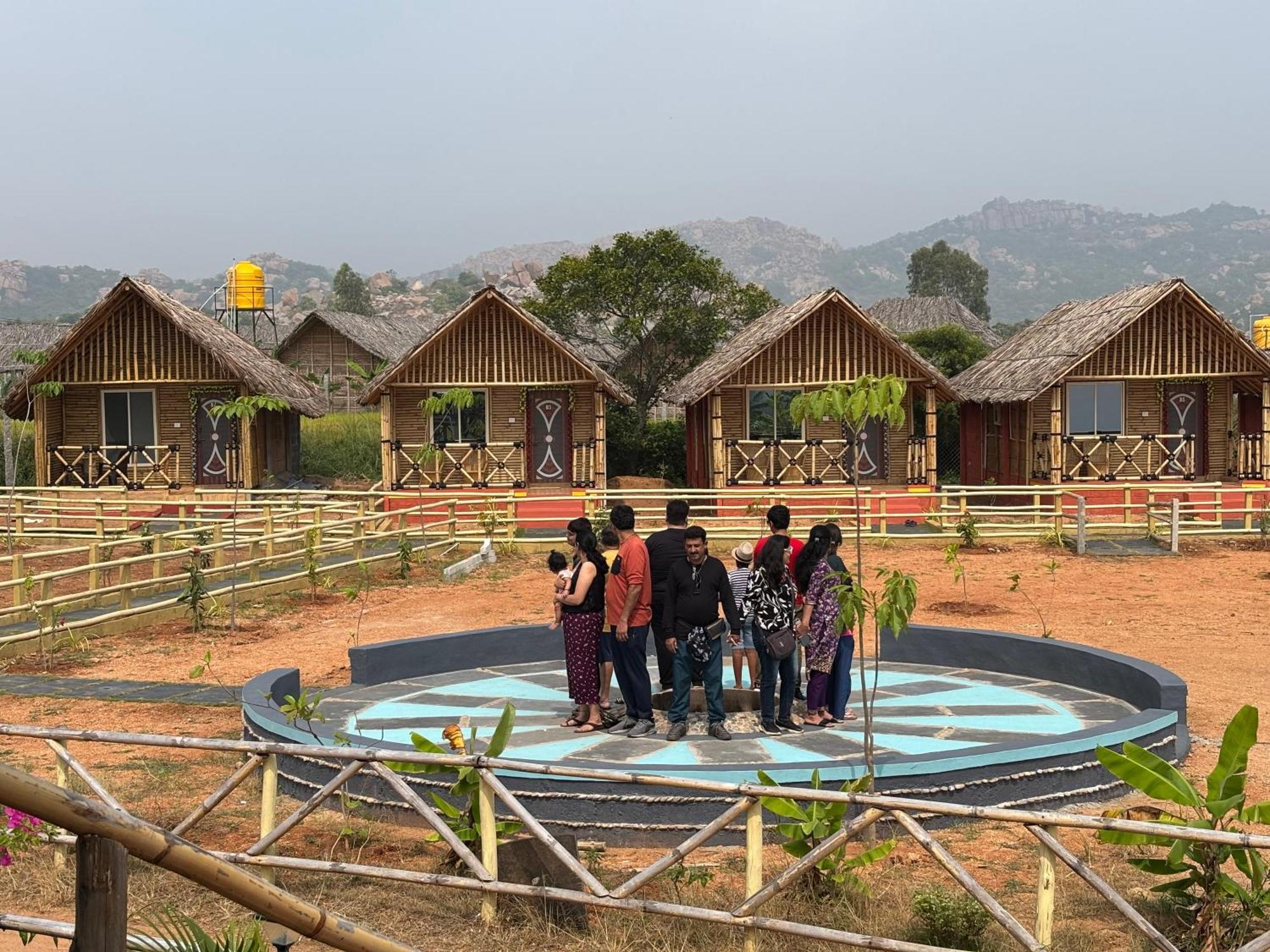 Mowgli'S Cafe Hampi & Guest House Luaran gambar